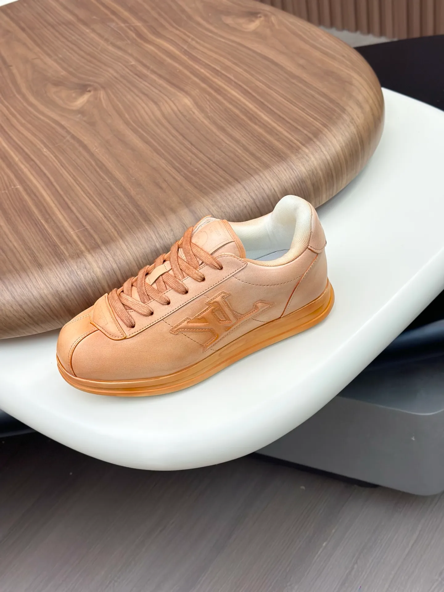 💰800💰Full package💰Top version Washed LV-Louis Vuitton-Classic catwalk new style 1:1 developed replica of the original version! ! The upper foot is very comfortable. It is made of luxurious materials, washed with fine workmanship, and the midsole is printed with English letters "Made in Europe." The upper is made of calfskin imported from Italy. The side is decorated with the brand's LOGO and signature. The latest latex foot pads and mesh lining make the foot feel super comfortable. The original two-color TPU combination outsole is specially provided by the original factory. Bag technology Goodyear stitched edges Fabric: Exclusive custom first-layer cowhide Accessories: Exclusive private model Vuitton logo, lining: Customized silk mesh lining - first-layer silk cowhide lining Outsole: TPU combination outsole wear-resistant, non-slip and anti-yellowing Foot pads: new latex pads-mesh sweat-absorbent Counter technology: fully computerized sewing machine wire drawing Toe box back cover Hot and cold shaping Full set of pull-top last with medium and low logo pattern Counter packaging - Shoelaces, certificates, cards, instructions, certificates of quality, dust bags, the most comprehensive packaging on the Internet, men's sizes 39-44 (38/45 custom-made, non-refundable!